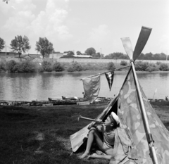 Magyarország, Budapest III., Óbudai-sziget, táborozó vízi úttörők., 1964, Szalay Zoltán, úttörő, sátor, evező, Budapest, zászló, Fortepan #138164