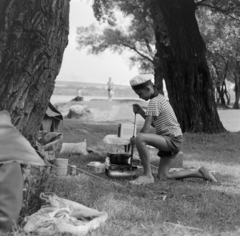 Magyarország, Budapest III., Óbudai-sziget, háttérben az Újpesti vasúti híd. Táborozó vízi úttörők., 1964, Szalay Zoltán, főzés, Budapest, benzinfőző, Fortepan #138177