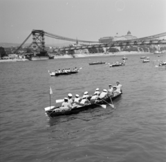 Magyarország, Budapest I., vízi úttörők a Dunán az épülő Erzsébet hídnál, háttérben a Budavári Palota (korábban Királyi Palota)., 1964, Szalay Zoltán, evezés, Duna, Budapest, függőhíd, Duna-híd, Sávoly Pál-terv, Fortepan #138179