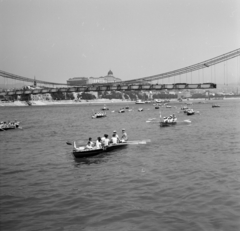 Magyarország, Budapest I., vízi úttörők a Dunán az épülő Erzsébet hídnál, háttérben a Budavári Palota (korábban Királyi Palota)., 1964, Szalay Zoltán, evezés, Duna, Budapest, Fortepan #138180