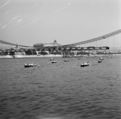 Magyarország, Budapest I., vízi úttörők a Dunán az épülő Erzsébet hídnál, háttérben a Budavári Palota (korábban Királyi Palota)., 1964, Szalay Zoltán, Duna, Budapest, Fortepan #138181