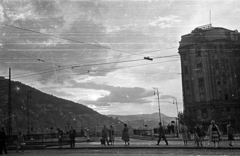 Magyarország, Budapest V., Fővám (Dimitrov) tér, háttérben a Gellért-hegy., 1955, Szent-tamási Mihály, utcakép, életkép, lámpaoszlop, csibilámpa, villamosmegálló, Budapest, Fortepan #13820