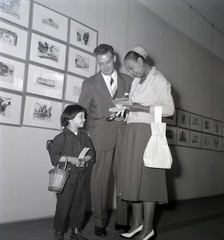 Magyarország, Budapest V., Dorottya utca 8., a Kulturkapcsolatok Intézetének kiállítási terme, jobbra Joséphine Baker énekes-táncos revüsztár., 1958, Szalay Zoltán, híres ember, Budapest, Fortepan #138206