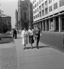 Magyarország, Budapest V., Apáczai Csere János utca az UVATERV székháza előtt. Középen Joséphine Baker énekes-táncos revüsztár, háttérben a Vigadó épülete., 1958, Szalay Zoltán, híres ember, Budapest, hárman, Fortepan #138207