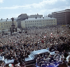 Finland, Helsinki, Senaatintori a város főtere a Székesegyház előtt, balra II. Sándor cár szobra. A felvétel a VIII. VIT (Világifjúsági Találkozó) alkalmával készült., 1962, Szalay Zoltán, colorful, mass, sculpture, Alexander II of Russia-portrayal, Fortepan #138211