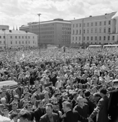 Finland, Helsinki, Senaatintori a város főtere a Székesegyház előtt. A felvétel a VIII. VIT (Világifjúsági Találkozó) alkalmával készült., 1962, Szalay Zoltán, mass, Fortepan #138212