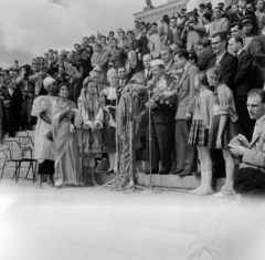 Finland, Helsinki, Senaatintori a város főtere, a Székesegyház előtti lépcsősor. Középen a mikrofonoknál fehér sapkában Jurij Gagarin. A felvétel a VIII. VIT (Világifjúsági Találkozó) alkalmával készült., 1962, Szalay Zoltán, celebrity, astronaut, Fortepan #138213