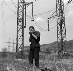 Magyarország, Vác, Alsó-Kút-völgy, távvezeték-szerelés Kosd hátárában. Háttérben a Naszály., 1968, Szalay Zoltán, távvezeték, Fortepan #138237