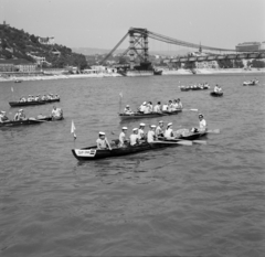 Magyarország, Budapest I., vízi úttörők a Dunán az épülő Erzsébet hídnál, balra a Gellért-hegy, jobbra a Budavári Palota (korábban Királyi Palota)., 1964, Szalay Zoltán, folyó, evezés, Duna, Budapest, Duna-híd, Sávoly Pál-terv, Fortepan #138300