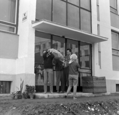 Hungary, Tiszaújváros, (Tiszaszederkény), lakótelep. A felvétel az Építők útja 9. számú ház előtt készült., 1965, Szalay Zoltán, wicker crate, Fortepan #138335