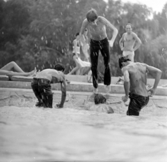 Magyarország, Balatonföldvár, nyugati szabadstrand., 1964, Szalay Zoltán, fürdés, eső, félmeztelen, fiúk, Fortepan #138343