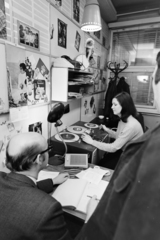 Hungary, Budapest VIII., a Magyar Rádió stúdiója, előtérben az asztalnál Bereczky Gyula szerkesztő-műsorvezető., 1973, Szalay Zoltán, editing table, Budapest, studio tape recorder, Fortepan #138354