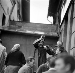 Hungary, Diósgyőr, Miskolc, diósgyőr-vasgyári kolónia, Konzum áruház., 1969, Szalay Zoltán, drinking, Fortepan #138359