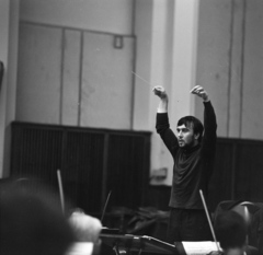 Magyarország, Budapest VIII., a Magyar Rádió 6-os stúdiója. Claudio Abbado olasz karmester vezényli a Magyar Rádió Szimfonikus Zenekarát., 1968, Szalay Zoltán, karmester, Budapest, Magyar Rádió, Fortepan #138433