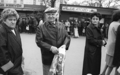 Magyarország, Budapest X., Örs vezér tere, pavilonsor a Sugár Üzletközponttal szemközti oldalon. A felvétel a taxisblokád idején készült., 1990, Szalay Zoltán, sorbanállás, sztrájk, Budapest, Fortepan #138534