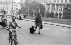 Magyarország, Budapest V., Kossuth Lajos tér, balra az Igazságügyi Palota (ekkor Néprajzi Múzeum és az MSZMP Párttörténeti Intézete), jobbra a Földművelésügyi Minisztérium épülete az Alkotmány utca torkolatánál., 1990, Szalay Zoltán, Budapest, kerékpár, Fortepan #138535