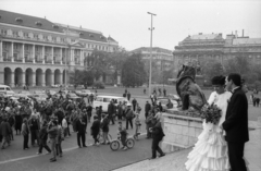 Magyarország, Budapest V., Kossuth Lajos tér a Parlament lépcsőjéről a Vértanúk tere felé nézve, balra a Földművelésügyi Minisztérium épülete., 1990, Szalay Zoltán, esküvő, Budapest, Fortepan #138539