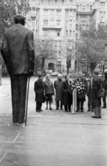 Magyarország, Budapest V., Kossuth Lajos tér, Károlyi Mihály szobra (Varga Imre, 1975.), háttérben a 16-17. számú ház., 1990, Szalay Zoltán, Budapest, Fortepan #138540