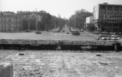 Magyarország, Budapest XIV., Ötvenhatosok tere (Felvonulási tér), a Sztálin szobor egykori talapzatából átalakított dísztribün bontása. Szemben a Városligeti (Gorkij) fasor., 1990, Szalay Zoltán, tribün, Budapest, Fortepan #138543