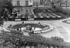 Magyarország, Budapest I., Erzsébet híd budai hídfő. Hungária forrás a parkban, szemben a Rudas gyógyfürdő., 1943, Fortepan, vendéglátás, kút, villamos, Budapest, Fortepan #13856