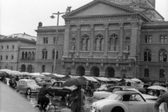 Svájc, Bern, Bundesplatz, Szövetségi parlament (Bundeshaus)., 1964, Szalay Zoltán, esernyő, palota, középület, országház, eső, timpanon, Hans Auer-terv, automobil, Fortepan #138578