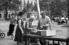 Magyarország, Budapest VII., Klauzál tér., 1964, Szalay Zoltán, kukorica, Budapest, Fortepan #138639