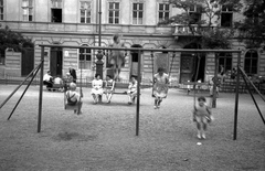 Magyarország, Budapest VII., Klauzál tér., 1964, Szalay Zoltán, játszótér, hinta, Budapest, Fortepan #138641