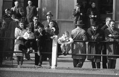 Magyarország, Budapest VIII., Kerepesi úti Ügetőpálya, háttérben az I. helyi büfé. Középen, kalapban G. Dénes György (Zsüti) dalszövegíró., 1966, Szalay Zoltán, Budapest, fejtámasztás, Fortepan #138673