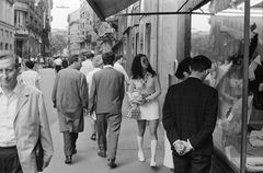 Hungary, Budapest V., Váci utca a Vörösmarty tér felé nézve, előtérben Zalatnay Sarolta énekesnő., 1970, Szalay Zoltán, pedestrian, street view, genre painting, glasses, handbag, Budapest, Fortepan #138679