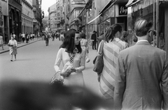 Hungary, Budapest V., Váci utca a Vörösmarty tér felé nézve, előtérben Zalatnay Sarolta énekesnő., 1970, Szalay Zoltán, pedestrian, street view, genre painting, glasses, handbag, Budapest, Fortepan #138680