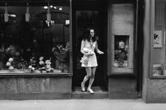 Hungary, Budapest V., Váci utca 9., Zalatnay Sarolta énekesnő., 1970, Szalay Zoltán, glasses, store display, handbag, florist, Budapest, Fortepan #138695