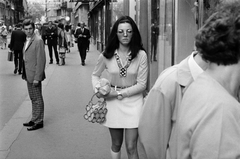 Hungary, Budapest V., Váci utca a Vörösmarty tér felé nézve, előtérben Zalatnay Sarolta énekesnő., 1970, Szalay Zoltán, portrait, pedestrian, street view, genre painting, glasses, handbag, Budapest, Fortepan #138696