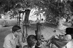 Magyarország, Balatonfüred, Tamáshegyi út 1., a Déry Tibor író 80. születésnapja alkalmából forgatott portréfilm felvétele., 1974, Szalay Zoltán, fonott szék, TV műsor, Fortepan #138712