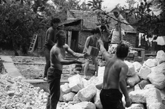 Hungary, Budapest XVIII., a két gyermekével özvegyen maradt, pestszentimrei asszony házának felépítését szocialista brigádok tagjai segítik., 1973, Szalay Zoltán, filming, construction, Budapest, Fortepan #138757