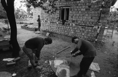 Hungary, Budapest XVIII., a két gyermekével özvegyen maradt pestszentimrei asszony házának felépítését segítő szocialista brigád tagja., 1973, Szalay Zoltán, Budapest, Fortepan #138763