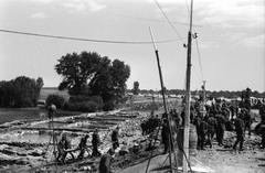 Hungary, Makó, óriásbuzgár a Maros töltésénél, az 1970. tavaszi árvíz idején., 1970, Szalay Zoltán, flood, Soviet soldier, sandbag, Fortepan #138813