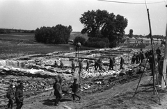 Hungary, Makó, óriásbuzgár a Maros töltésénél, az 1970. tavaszi árvíz idején., 1970, Szalay Zoltán, flood, Soviet soldier, sandbag, Fortepan #138814