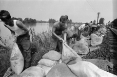 1970, Szalay Zoltán, flood, soldier, sandbag, half-naked, Fortepan #138822