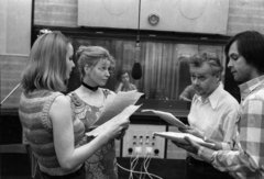 Hungary, Budapest VIII., a Magyar Rádió 14-es stúdiója. Regina Beyer, Helga Piur, Petrik József és Benkő Péter az NDK Rádió Neumanék című illetve a Magyar Rádió Szabó család című sorozatának szereplői egy közös műsor felvételekor., 1973, Szalay Zoltán, microphone, Budapest, Hungarian Radio, Fortepan #138850