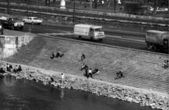 Hungary, Budapest V., a pesti alsó rakpart lépcsője a Petőfi térnél lévő felhajtónál., 1973, Szalay Zoltán, ZIL-brand, Robur-brand, Budapest, sitting on stairs, Fortepan #138940