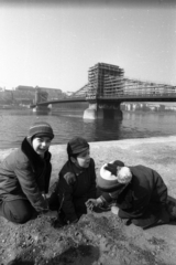 Hungary, Budapest V.,Budapest I., a felújítás alatt álló Széchenyi Lánchíd az Eötvös tér felől, a pesti alsó rakpartról nézve., 1973, Szalay Zoltán, scaffolding, Budapest, Fortepan #138948