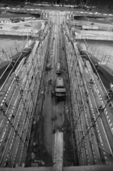 Hungary, Budapest V., Széchenyi Lánchíd a pesti kapuzatról a Széchenyi István (Roosevelt) tér felé nézve a felújítási munkálatok idején., 1973, Szalay Zoltán, scaffolding, Budapest, Fortepan #138960