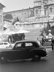 Olaszország, Róma, Piazza di Spagna, szemben a Spanyol lépcső., 1960, Fortepan, közlekedés, automobil, Fortepan #13897