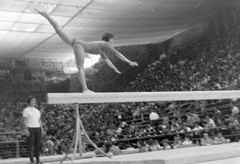 Olaszország, Róma, Caracalla 200 körül épült fürdője, 1960-as római olimpia, tornaverseny, Lemhényi Tass Olga a gerendán., 1960, Fortepan, sport, tornaszer, torna, sportcsarnok, gerenda, Fortepan #13899