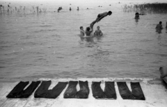 Magyarország, Balatonföldvár, nyugati szabadstrand., 1964, Szalay Zoltán, farmer, mutatvány, Fortepan #139011