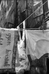 Hungary, Budapest VII., száradó ruhák egy ház udvarán a Dózsa György út, Jobbágy utca és a Százház utca közötti területen., 1970, Szalay Zoltán, hanging clothes, Budapest, label, Fortepan #139159