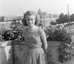 Magyarország, Budapest II., Margit híd budai hídfő, háttérben a Parlament., 1955, Szent-tamási Mihály, Steindl Imre-terv, országház, neogótika, Duna, eklektikus építészet, Budapest, Fortepan #13924