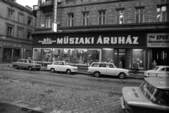 Magyarország, Budapest VII., Király (Majakovszkij) utca 35-37., BÁV Műszaki Áruház. Balra a Kis Diófa utca., 1976, Szalay Zoltán, NSU Prinz, Bizományi Áruház Vállalat, Budapest, Fortepan #139263