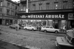 Magyarország, Budapest VII., Király (Majakovszkij) utca 35-37., BÁV Műszaki Áruház. Balra a Kis Diófa utca., 1976, Szalay Zoltán, Trabant-márka, Lada-márka, áruház, Moszkvics 401, Bizományi Áruház Vállalat, Budapest, utca, Fortepan #139264