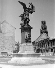 Magyarország, budai Vár, Budapest I., Dísz tér, Honvéd-szobor (Zala György, 1893.)., 1957, Szent-tamási Mihály, emlékmű, épületkár, állvány, épületfelújítás, Budapest, Zala György-terv, Fortepan #13940